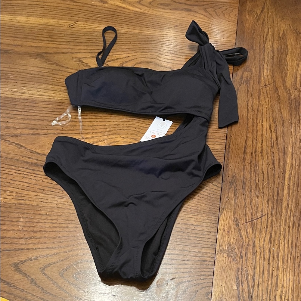 Shade & Shore One Shoulder Bow Cut Out One‎ Piece Swimsuit, size medium, NWT